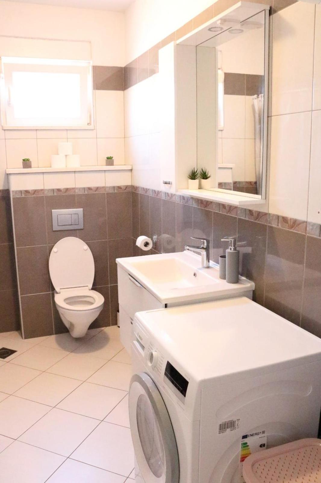 Mateo Apartment Split